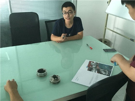 羅德轉(zhuǎn)子泵團(tuán)隊(duì)進(jìn)行技術(shù)討論 羅德轉(zhuǎn)子泵團(tuán)隊(duì)進(jìn)行技術(shù)討論