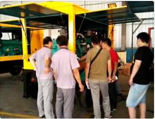 羅德技術(shù)團(tuán)隊(duì)與工廠工作人員討論產(chǎn)品 羅德技術(shù)團(tuán)隊(duì)與工廠工作人員討論產(chǎn)品