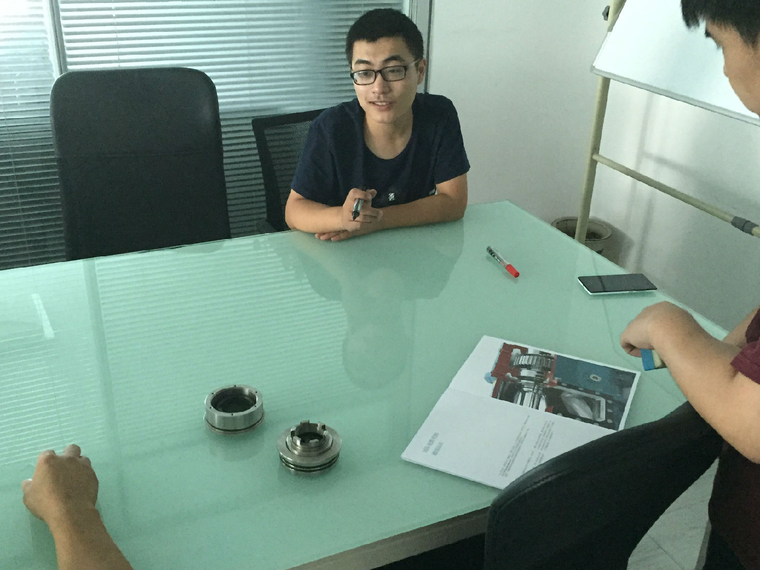 羅德轉(zhuǎn)子泵團(tuán)隊(duì)進(jìn)行技術(shù)討論 羅德轉(zhuǎn)子泵團(tuán)隊(duì)進(jìn)行技術(shù)討論